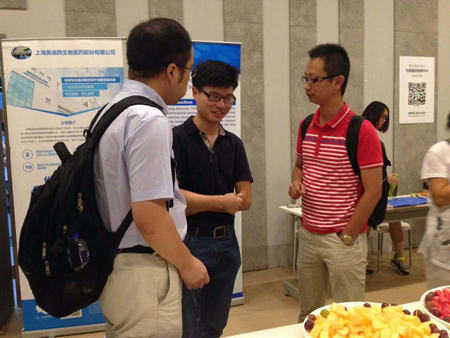 CA88CMC部分副主任黄冲和参会职员交流 CA88CMC部分副主任黄冲和参会职员交流