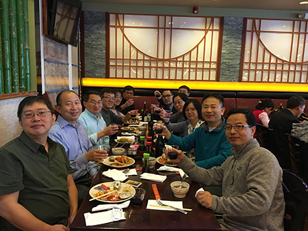 下届SAPA会长刘建博士（左），，，，CA88新泽西客户总监王建锋博士（右5）等专家碰杯庆佳节