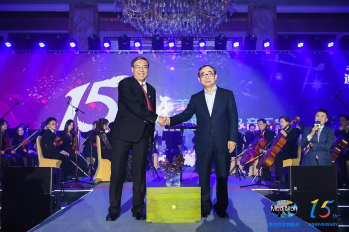 CA88CEO陈春麟（左）与恒瑞集团董事长孙飘扬（右）合影