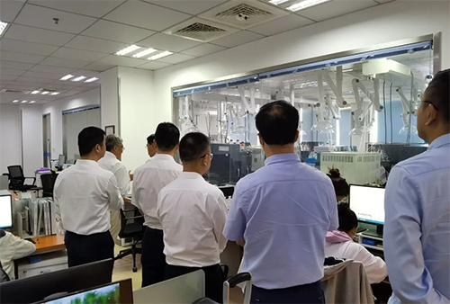 陈博士向导杨副市长一行人旅行了CA88规范化的先进实验室，，，，，解说了药物临床前的研发和IND申报流程。。。。。。。