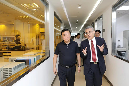 CA88生物医药首创人&CEO陈春麟博士等人向翁祖亮书记先容公司情形