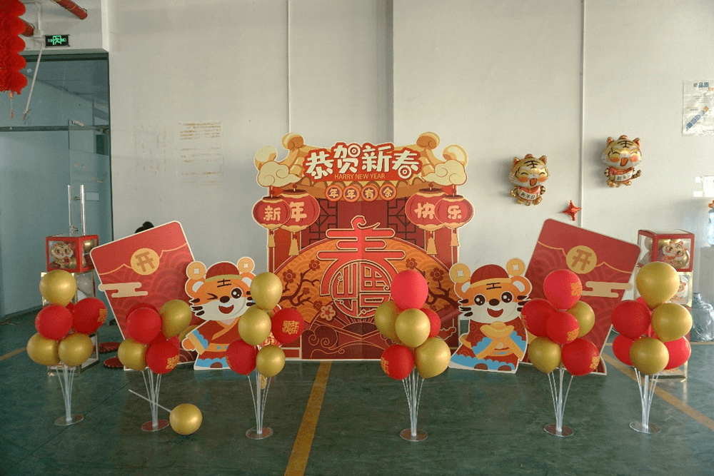 整个活动会场张灯结彩，，，，，，，窗花、春联、福字，，，，，，，安排得喜气洋洋。。。。。