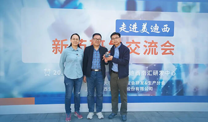 璧辰医药赠予CA88“CA88第一个候选化合物”纪念奖杯.jpg 璧辰医药赠予CA88“CA88第一个候选化合物”纪念奖杯.jpg