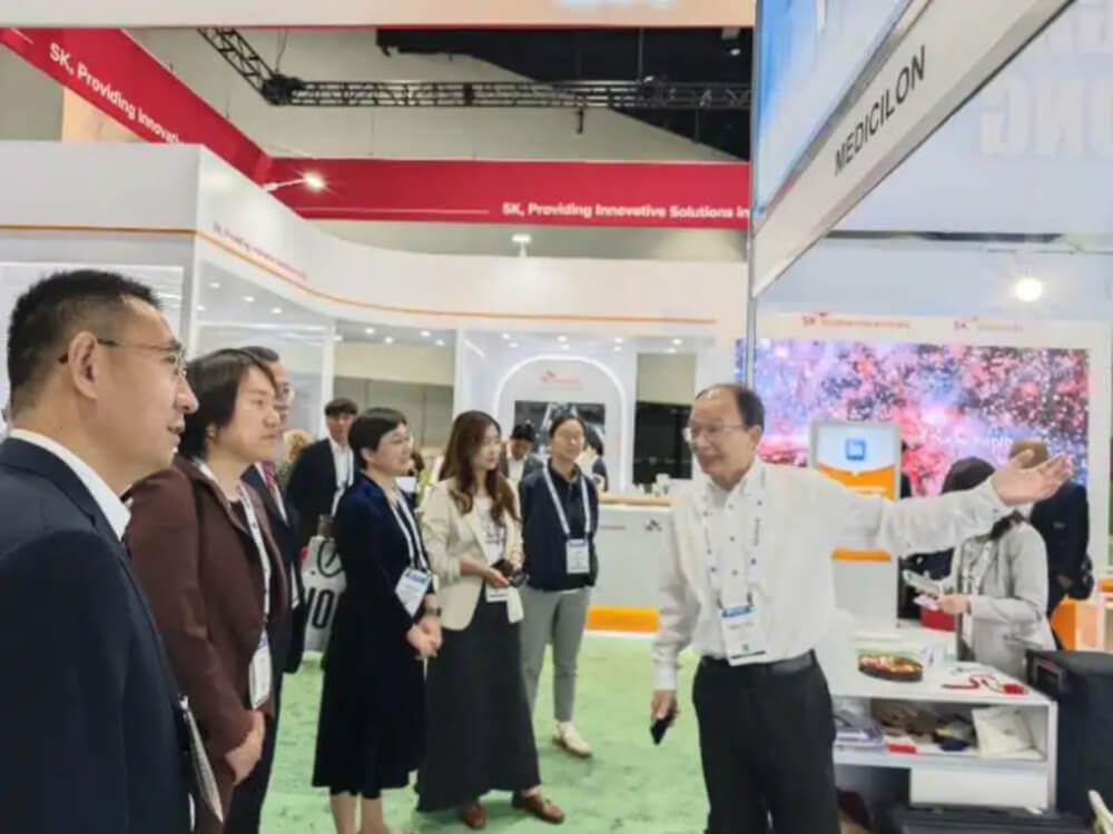 中国驻美国大使馆焦点参赞莅临并旅行CA88展台.jpg 中国驻美国大使馆焦点参赞莅临并旅行CA88展台.jpg